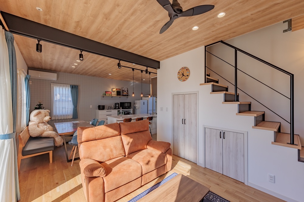 カバードポーチのあるカリフォルニアテイストの家