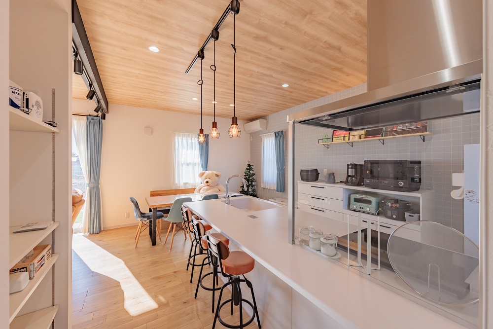 カバードポーチのあるカリフォルニアテイストの家