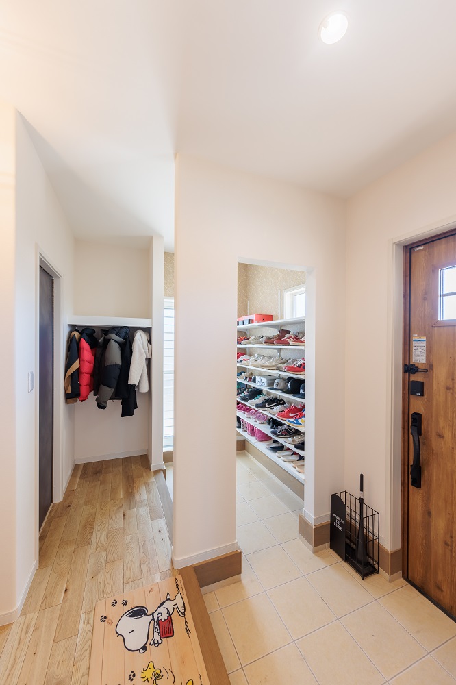 カバードポーチのあるカリフォルニアテイストの家