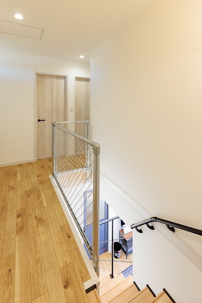 カバードポーチのあるカリフォルニアテイストの家