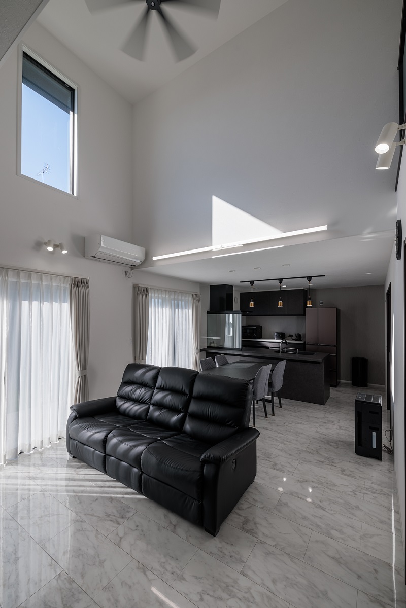 開放的な吹抜けのあるアーバンデザイン住宅