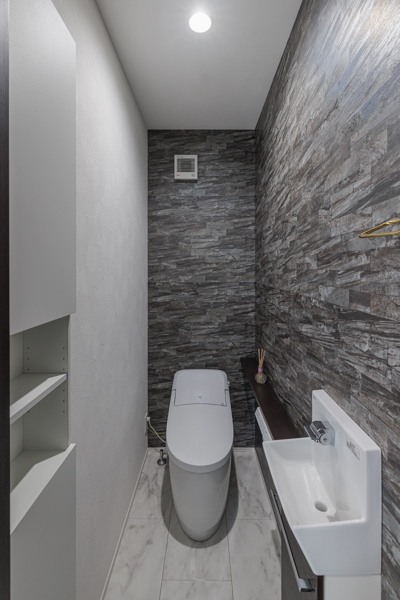 開放的な吹抜けのあるアーバンデザイン住宅