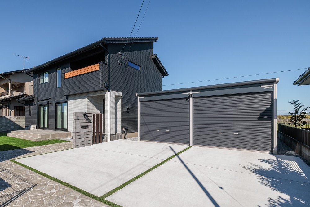 開放的な吹抜けのあるアーバンデザイン住宅