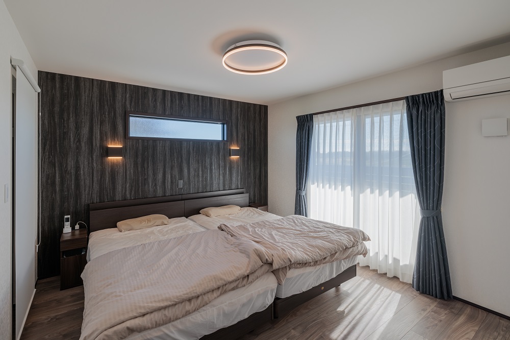 開放的な吹抜けのあるアーバンデザイン住宅