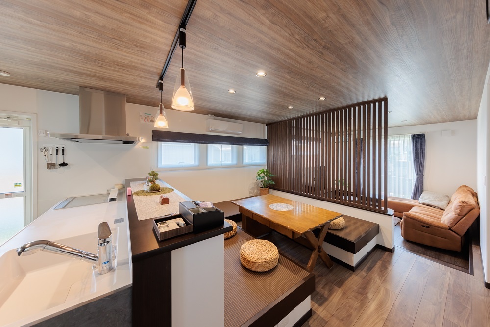 タタミダイニングとピットリビングのある家