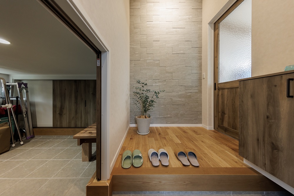 暮らしを楽しむアウトドアリビングと広い土間収納のある1.5階の平屋