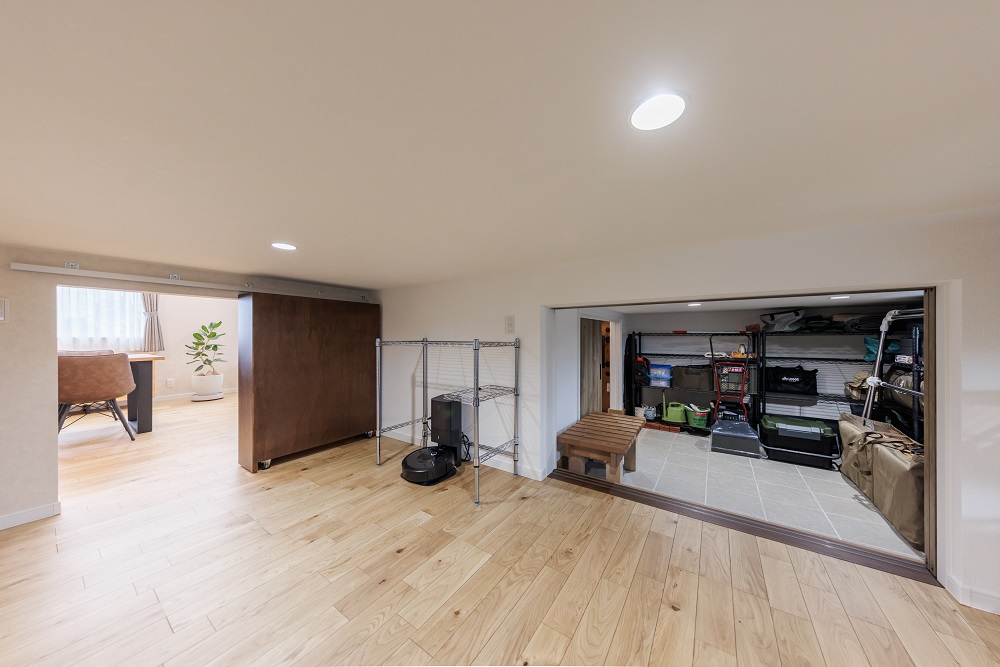 暮らしを楽しむアウトドアリビングと広い土間収納のある1.5階の平屋