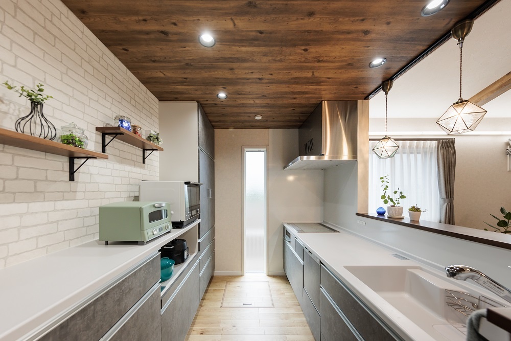 暮らしを楽しむアウトドアリビングと広い土間収納のある1.5階の平屋