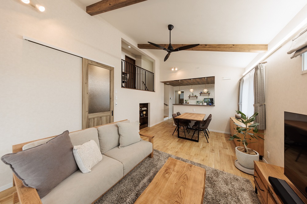 暮らしを楽しむアウトドアリビングと広い土間収納のある1.5階の平屋