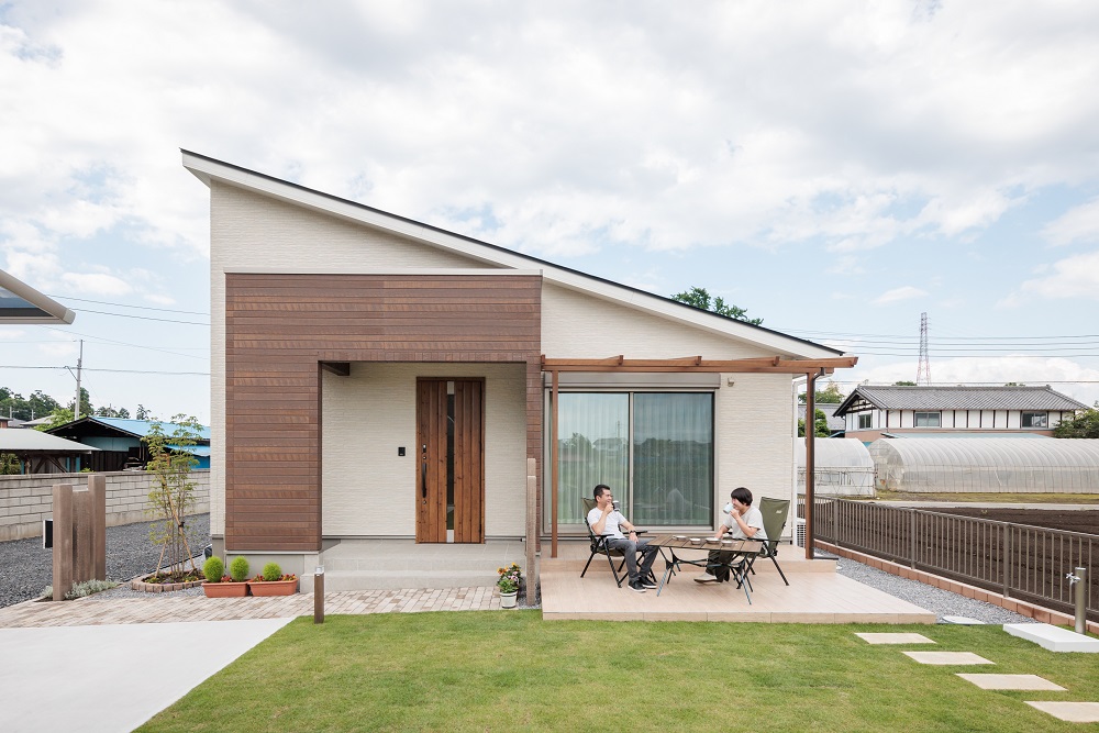 暮らしを楽しむアウトドアリビングと<br>広い土間収納のある1.5階の平屋