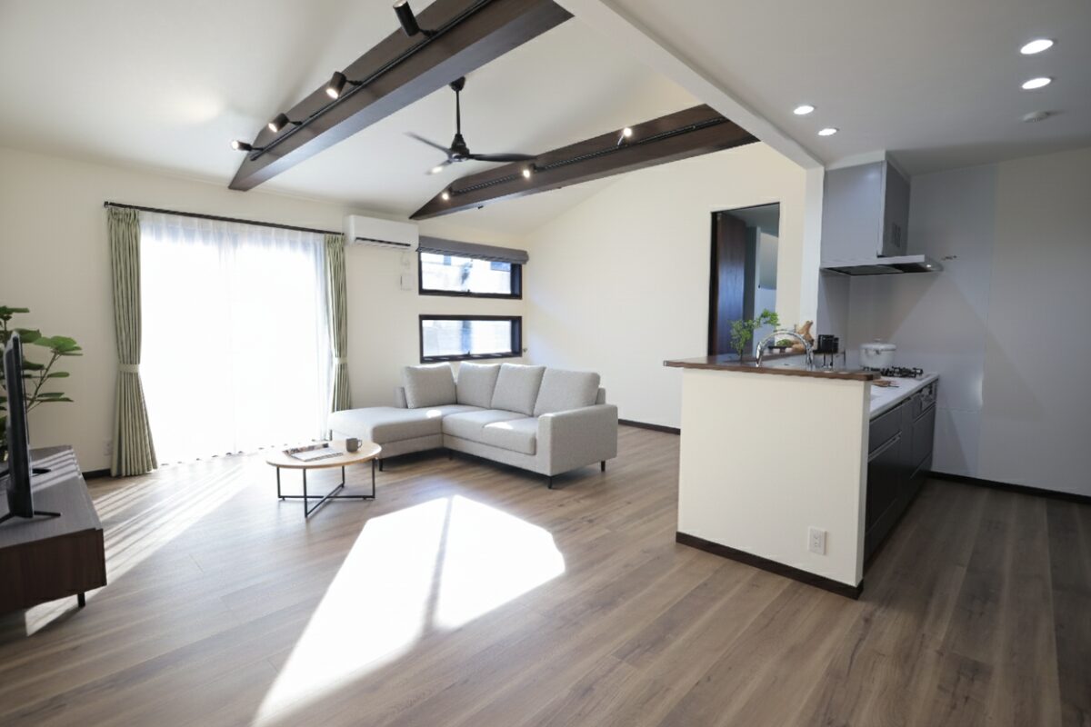 勾配天井で開放的なLDK