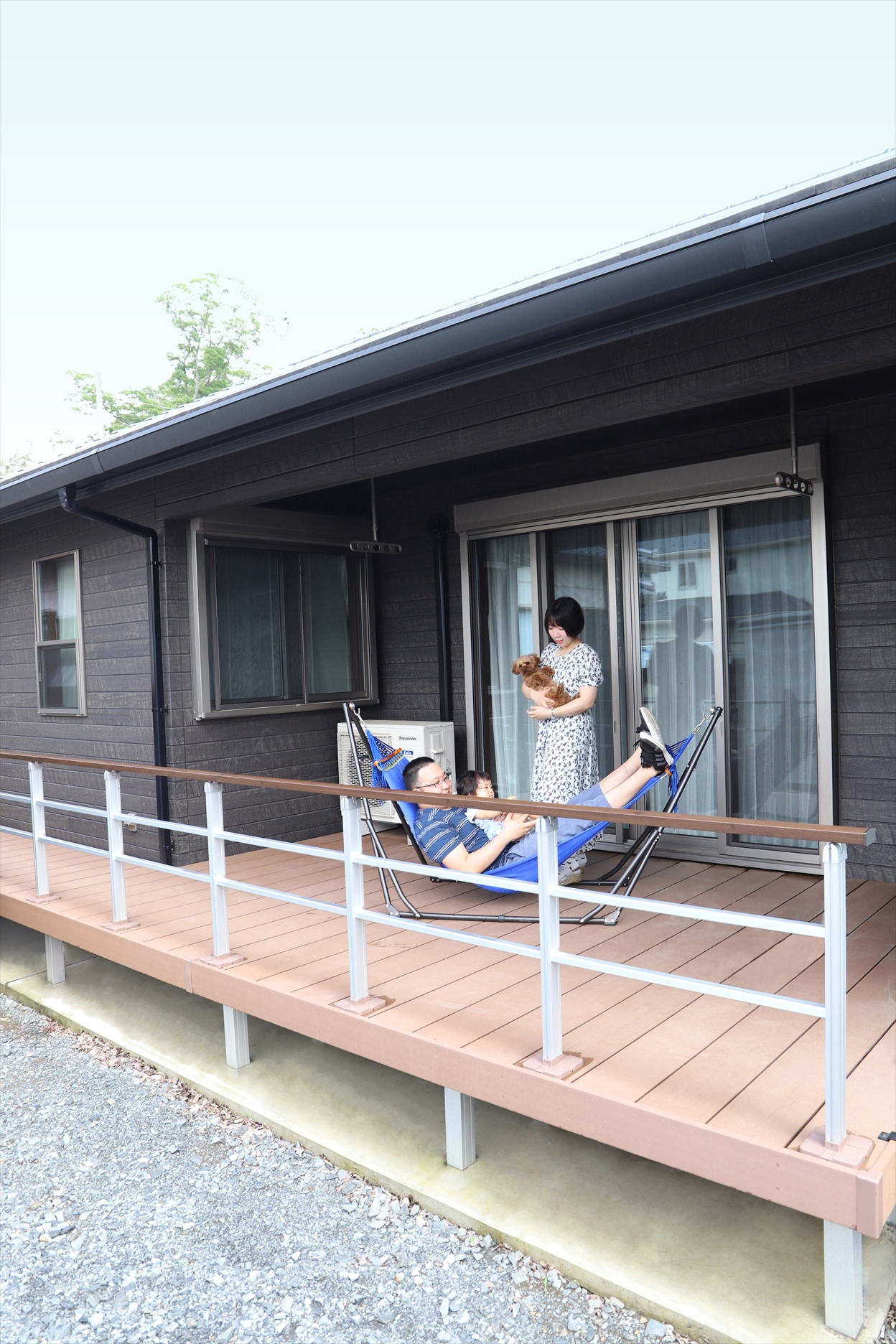 家族と愛犬が楽しく暮らす広々ウッドデッキのある平屋