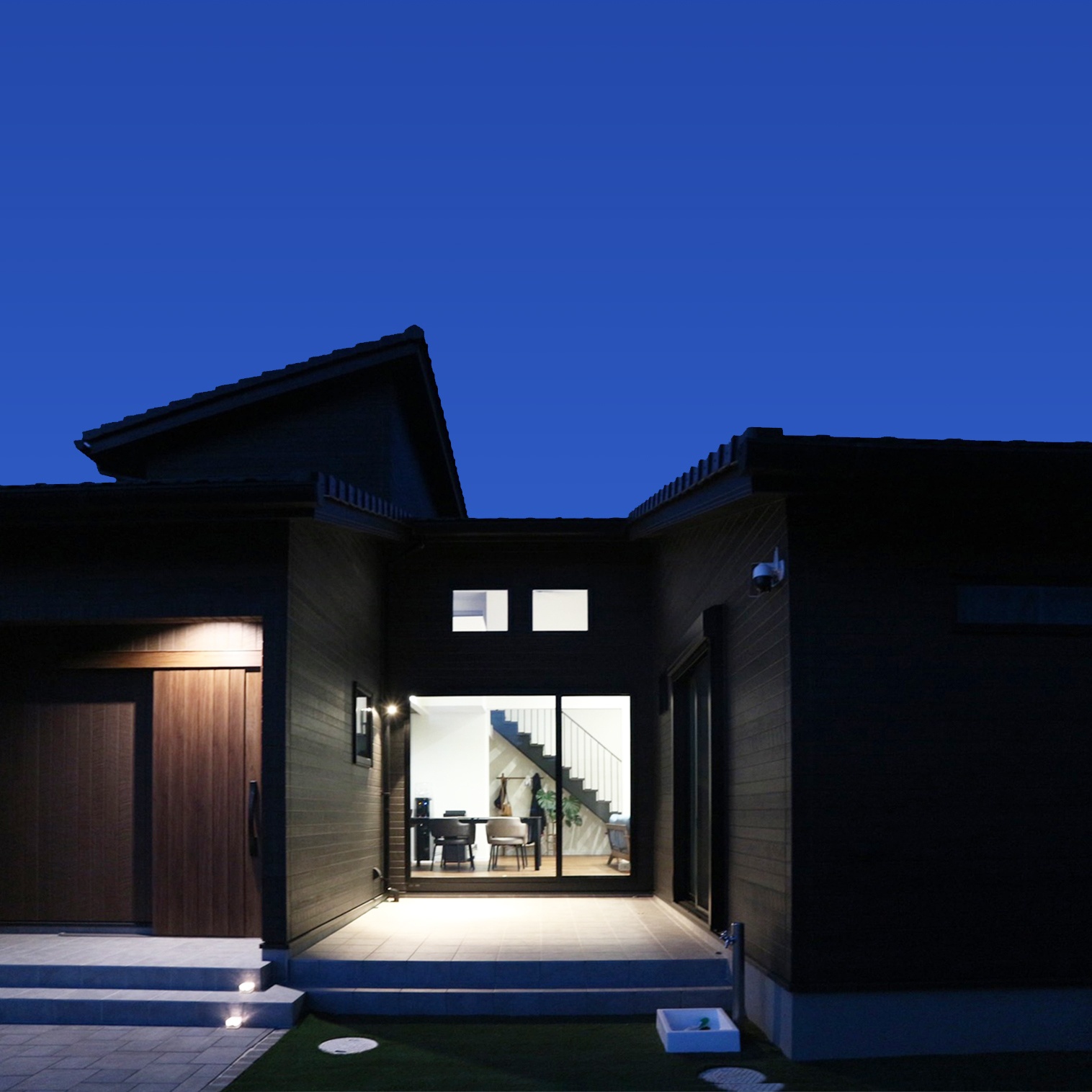 ナチュラルモダンに囲まれた木目の優しい中庭のある住まい