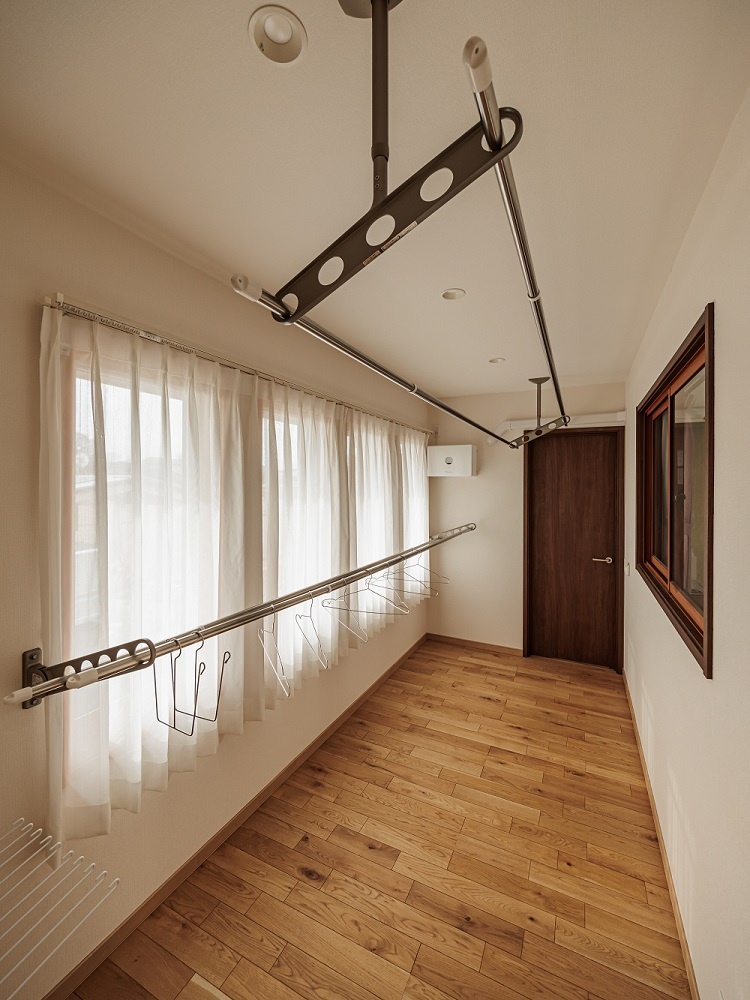 大地に堂々と佇む和モダンな二世帯住宅