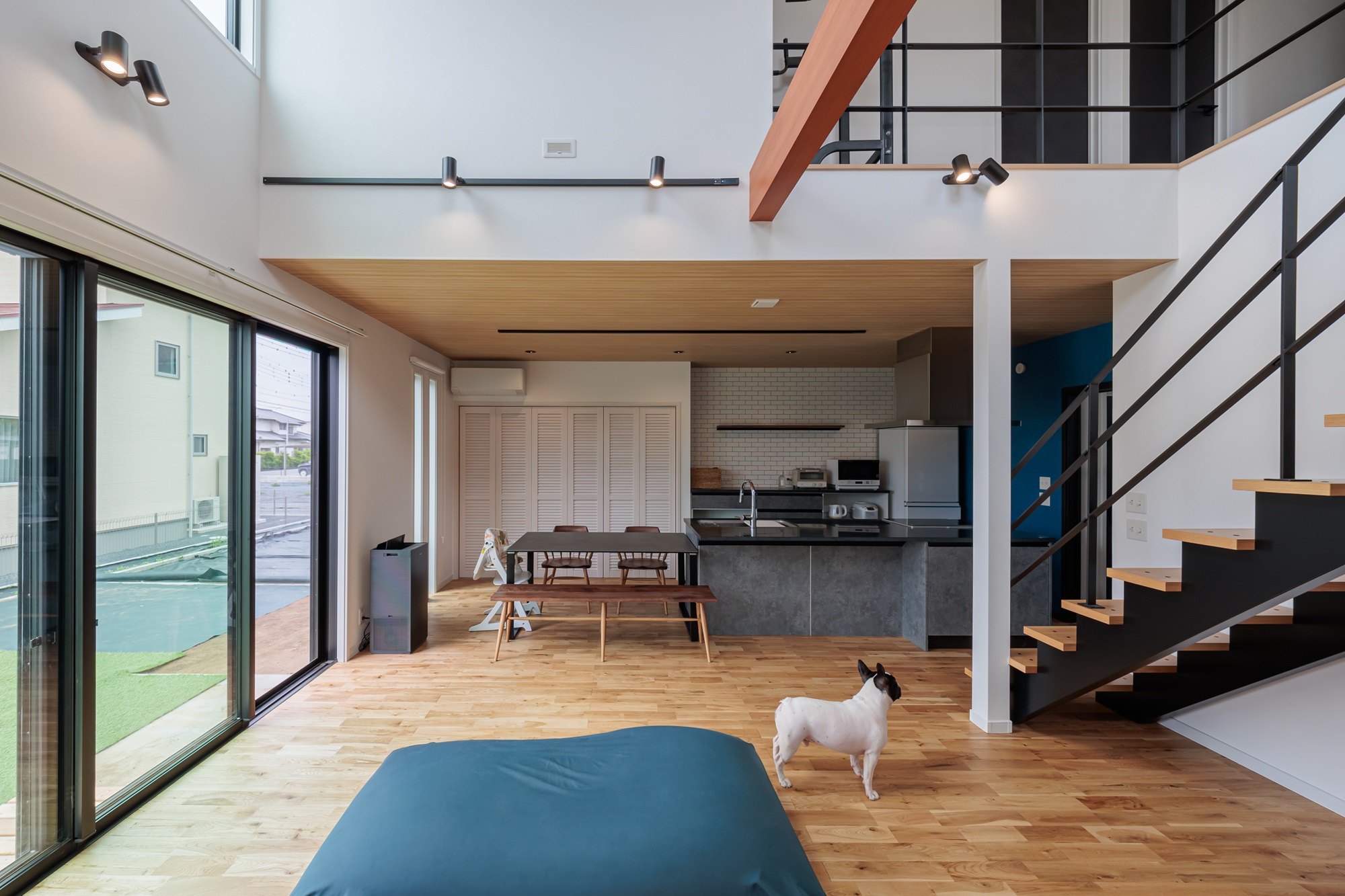 吹抜けでかなえる開放感<br>スクエアデザインの家