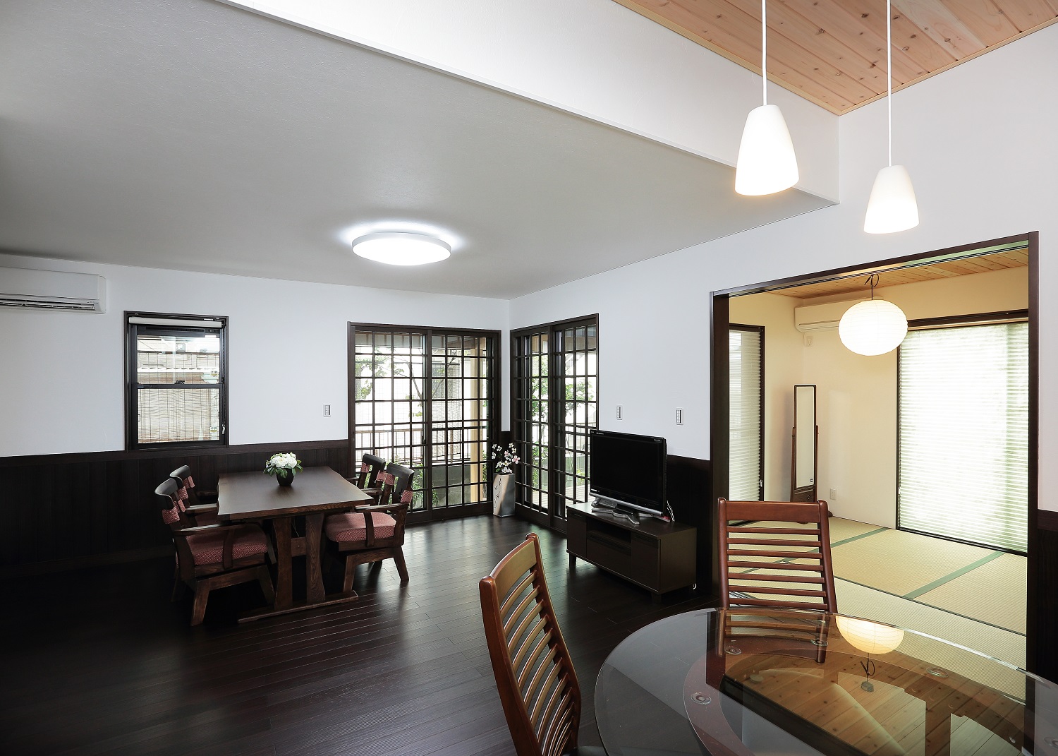 １階は古民家風でおもてなし<br>２階は爽やかなログハウス調