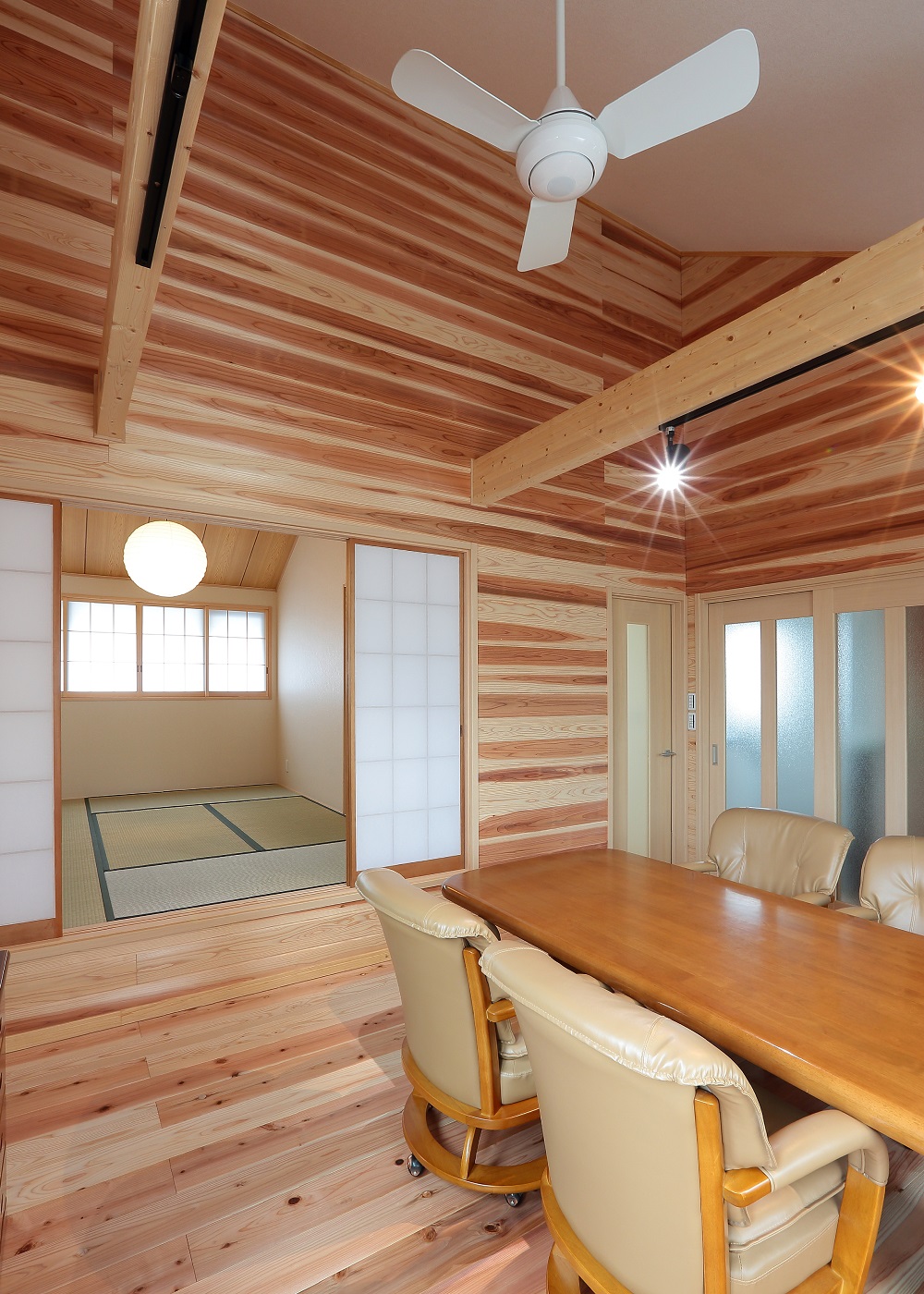 １階は古民家風でおもてなし２階は爽やかなログハウス調