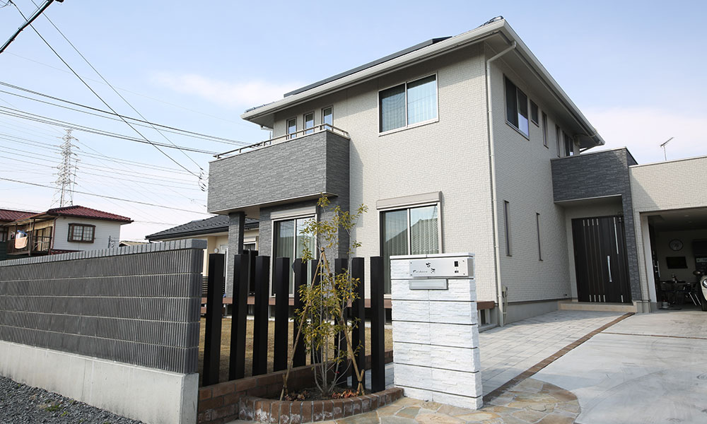 熱帯魚水槽のアクアリウムとビルトインガレージのリゾートハウス