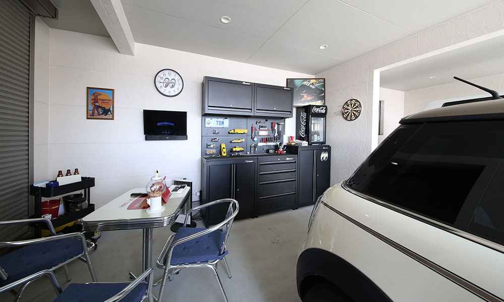 熱帯魚水槽のアクアリウムとビルトインガレージのリゾートハウス