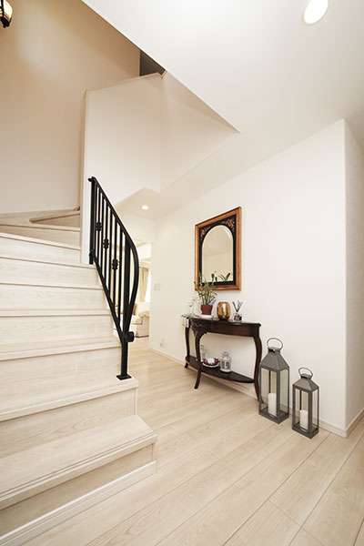 熱帯魚水槽のアクアリウムとビルトインガレージのリゾートハウス