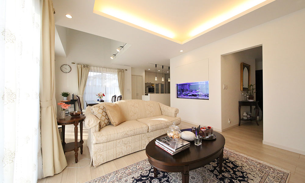 熱帯魚水槽のアクアリウムと<br>ビルトインガレージのリゾートハウス