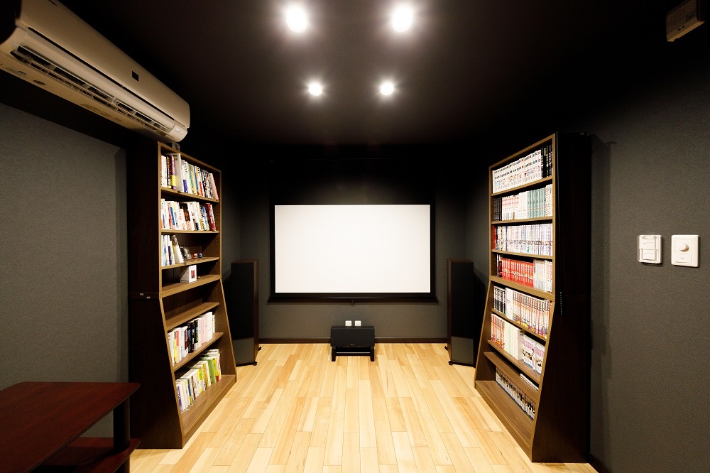 本格シアタールームとミニアクアリウムのある平屋