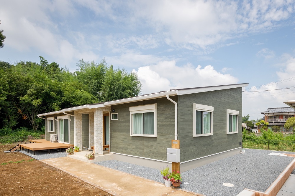 本格シアタールームとミニアクアリウムのある平屋