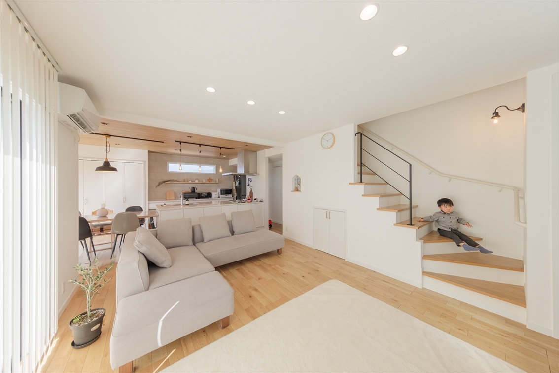 グレージュカラーがオシャレな<br>こだわりがつまった<br>リビング階段のある家