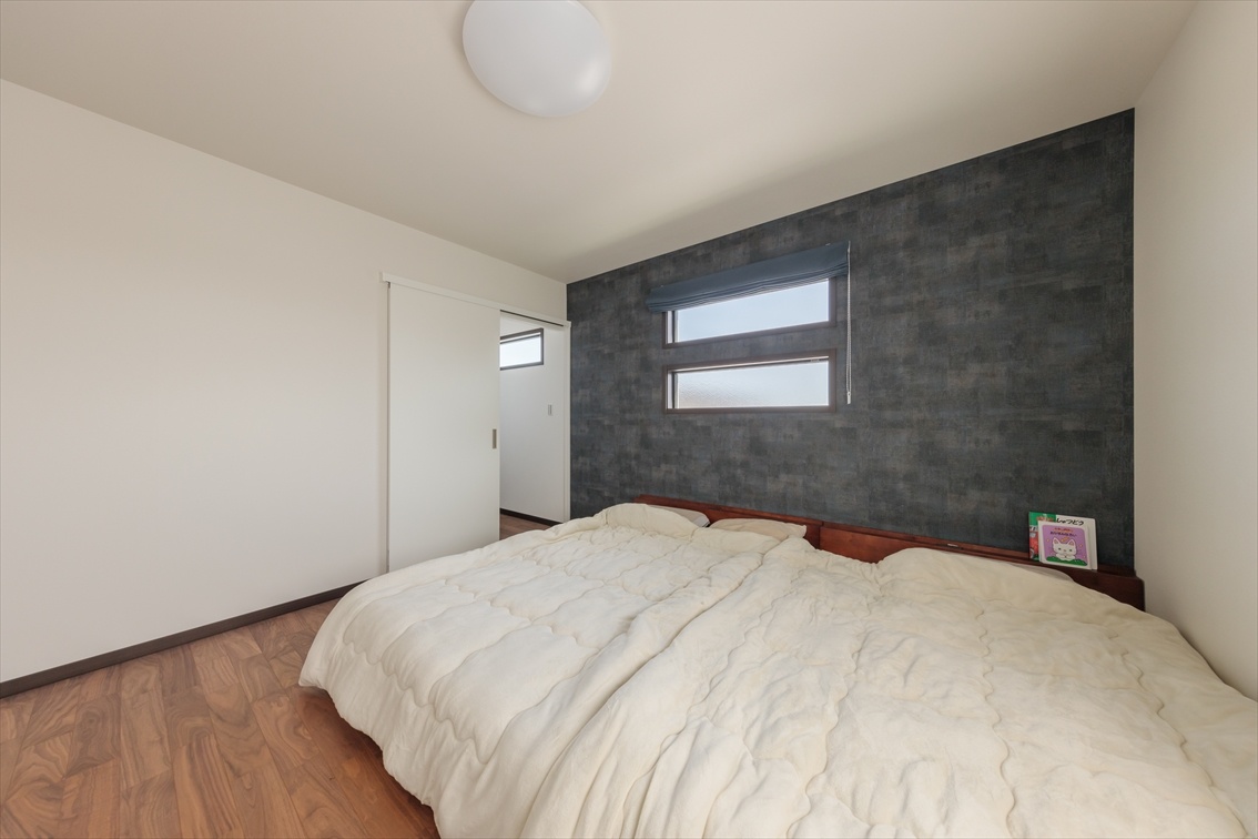 グレージュカラーがオシャレなこだわりがつまったリビング階段のある家