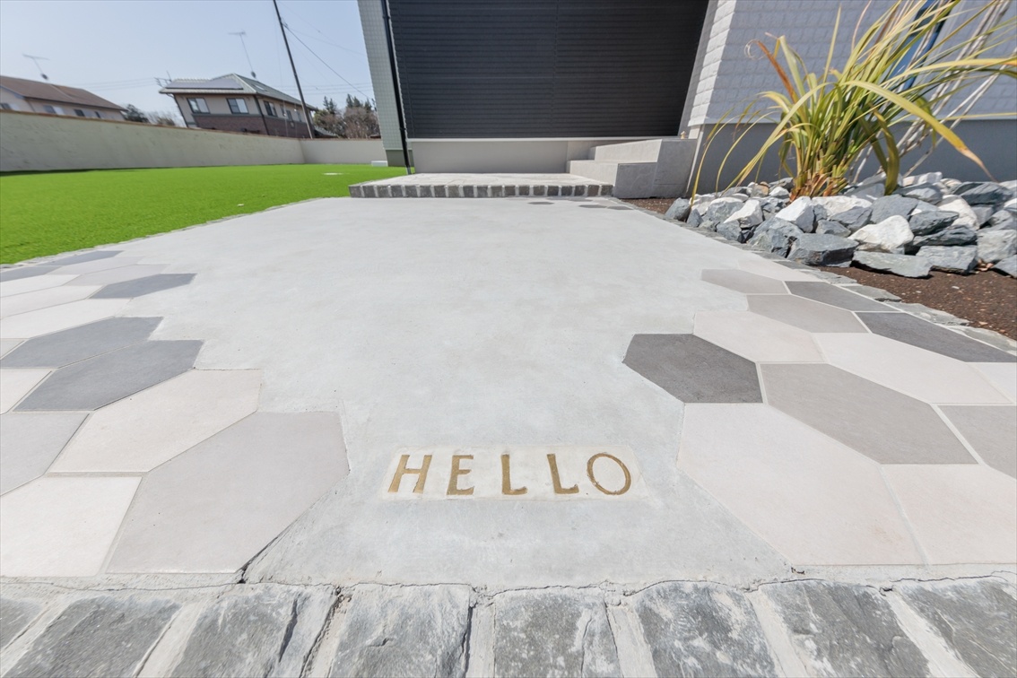 グレージュカラーがオシャレなこだわりがつまったリビング階段のある家