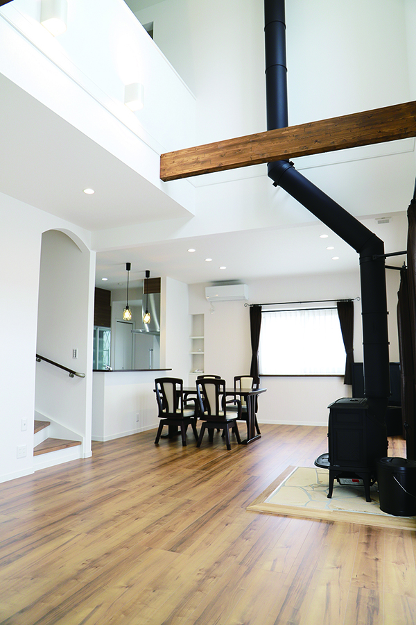 薪ストーブのあるぬくもりに包まれる家