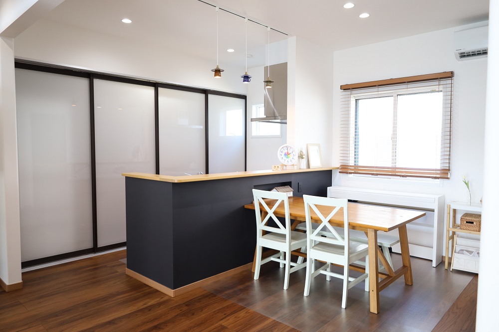 見せない工夫が魅せるシンプルナチュラルな家