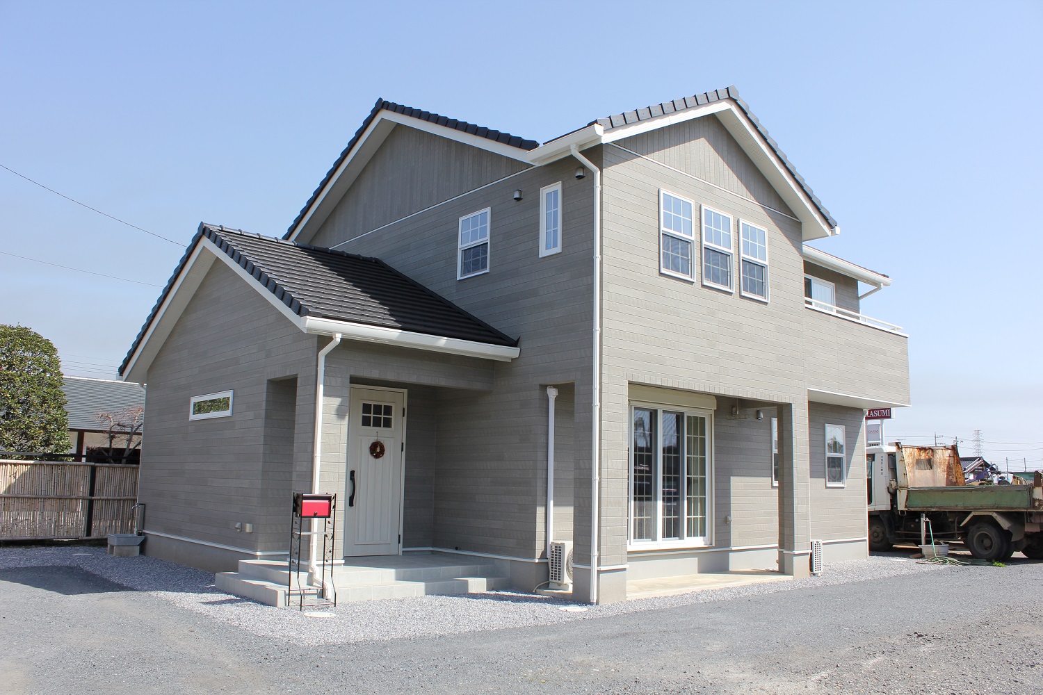 アクセントカラーを活かした北欧風デザインの家