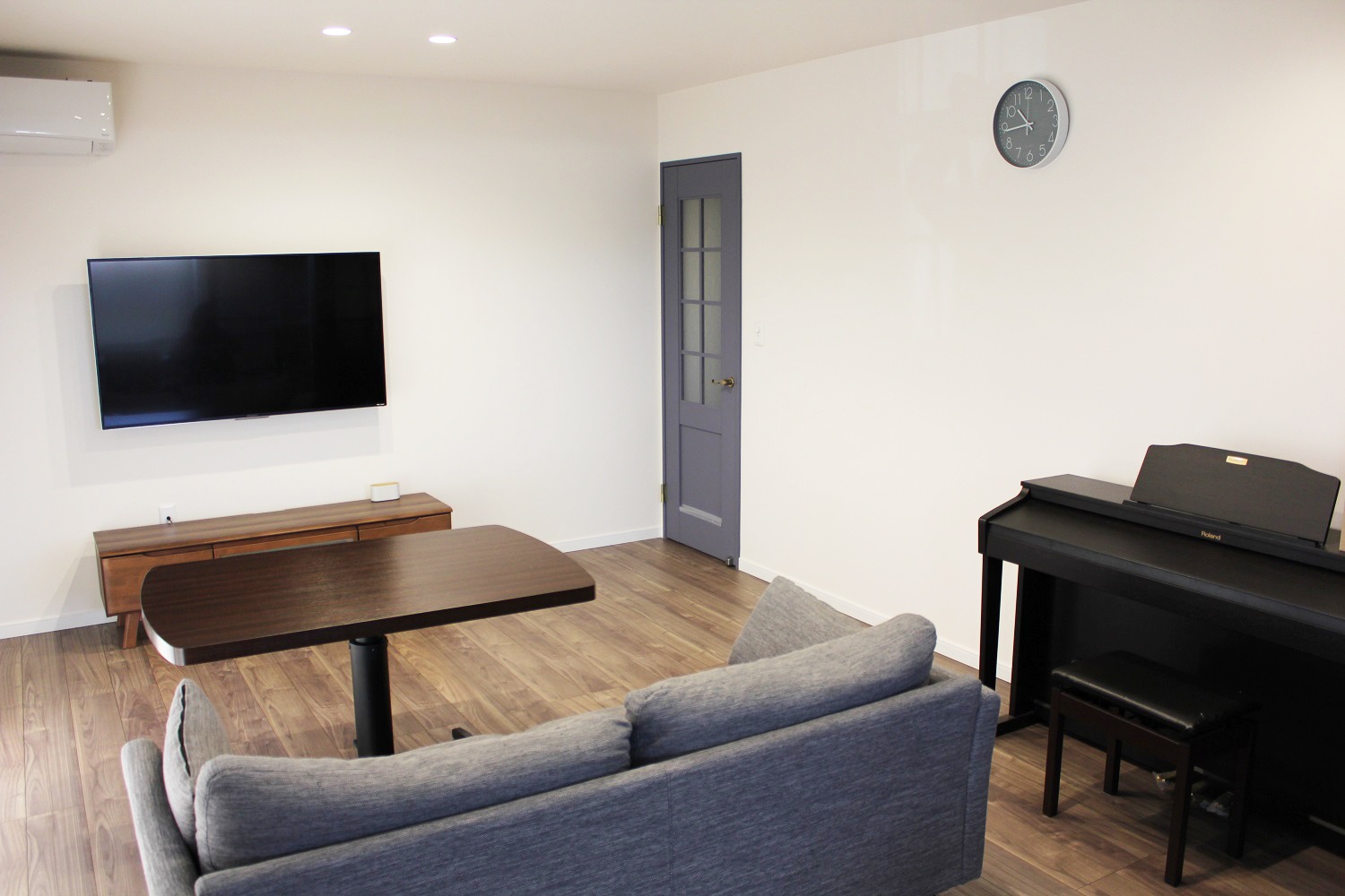 アクセントカラーを活かした北欧風デザインの家