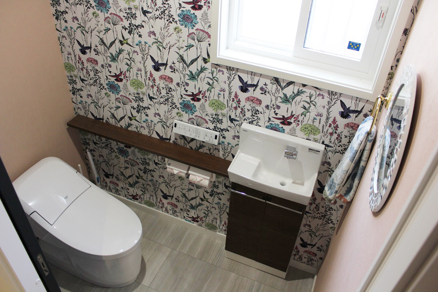 アクセントカラーを活かした北欧風デザインの家