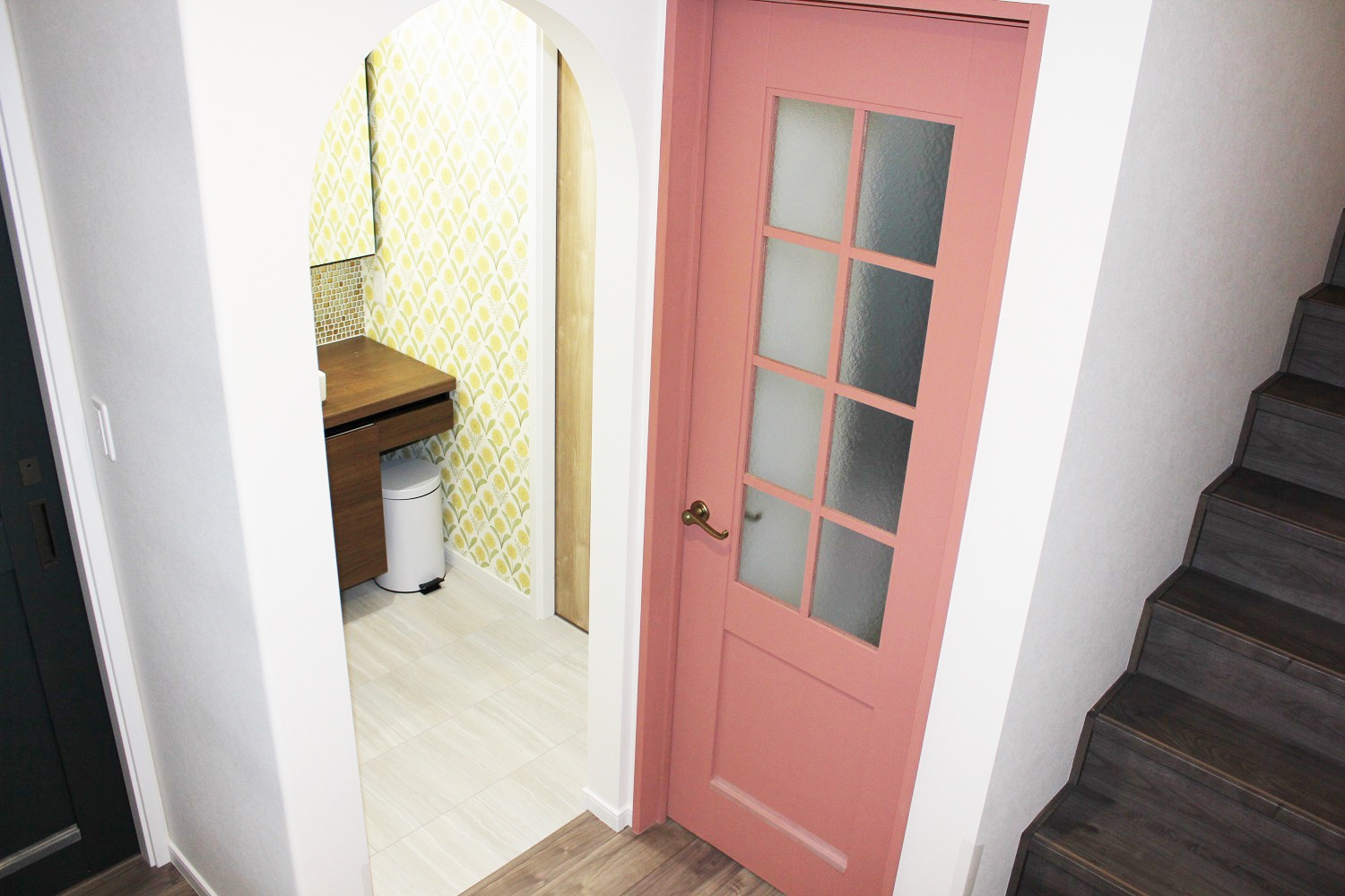 アクセントカラーを活かした北欧風デザインの家