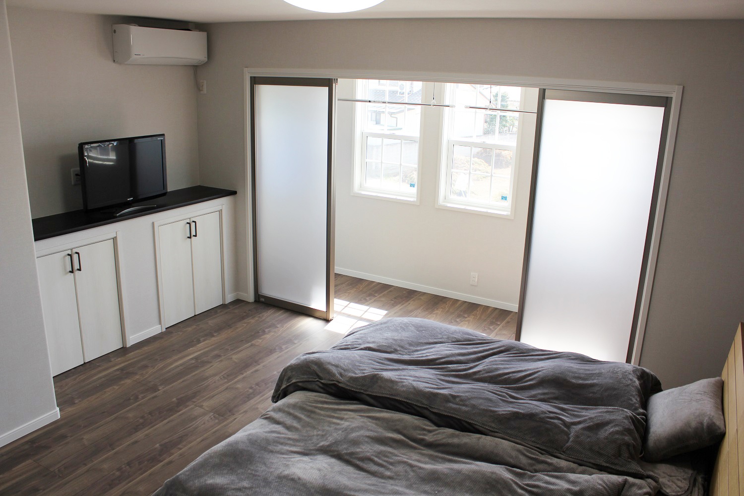 アクセントカラーを活かした北欧風デザインの家