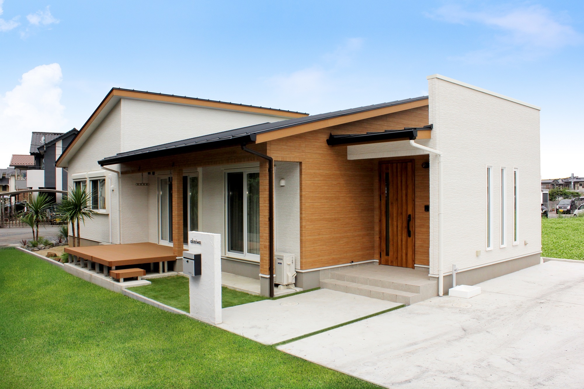 ロックガーデン風のエクステリア<br>ハワイアンテイストな平屋