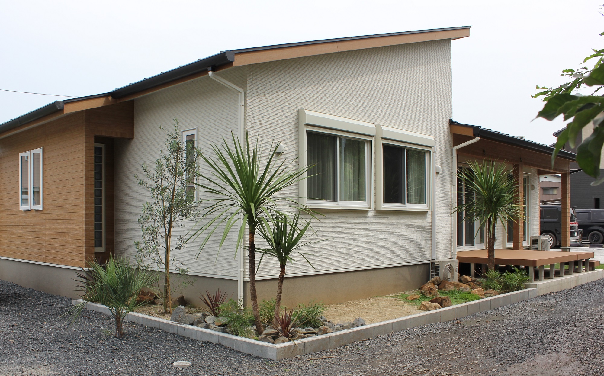 ロックガーデン風のエクステリアハワイアンテイストな平屋