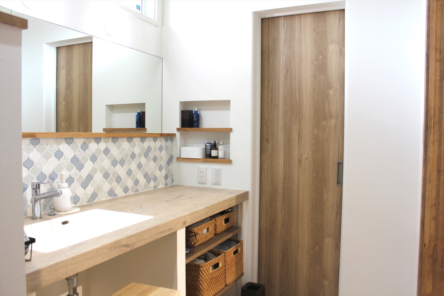 ロックガーデン風のエクステリアハワイアンテイストな平屋