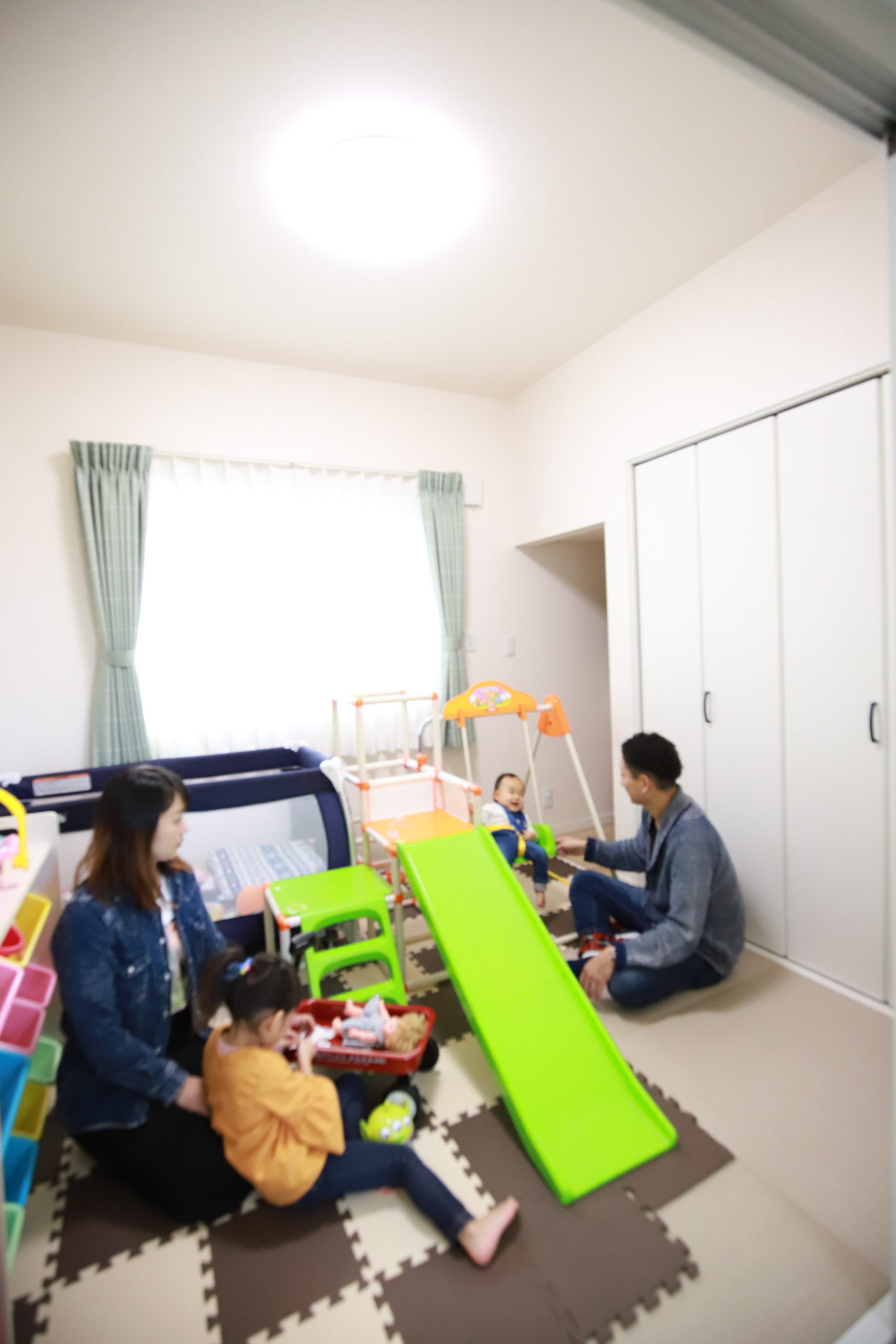 広い庭とウッドデッキがあるハワイアンスタイルの家