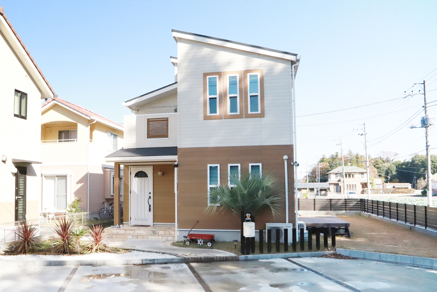 広い庭とウッドデッキがある<br>ハワイアンスタイルの家