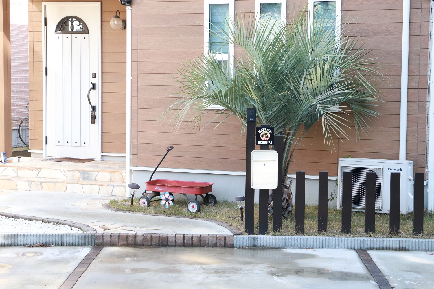 広い庭とウッドデッキがあるハワイアンスタイルの家