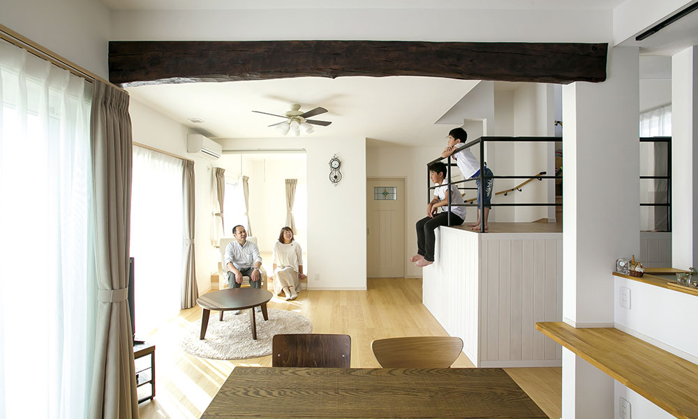 スキップフロアで家族が繋がりコンサバトリーで趣味を楽しむ