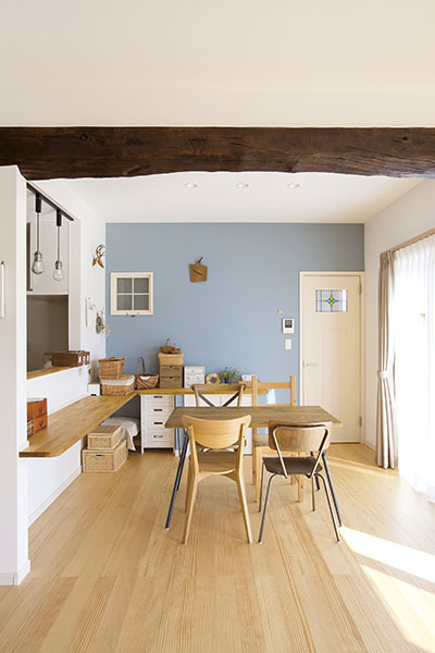 スキップフロアで家族が繋がりコンサバトリーで趣味を楽しむ