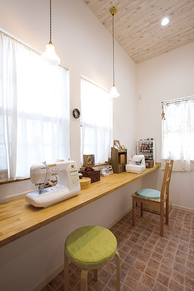 スキップフロアで家族が繋がりコンサバトリーで趣味を楽しむ