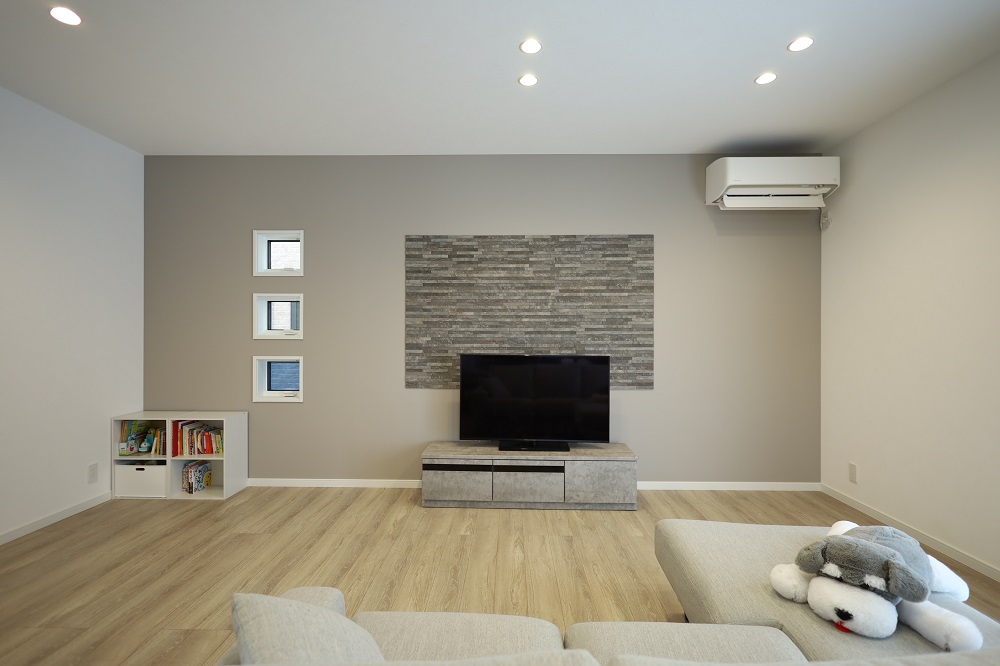 木目×スモーキーカラーキュービックのスタイリッシュな家