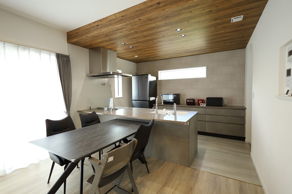 木目×スモーキーカラーキュービックのスタイリッシュな家