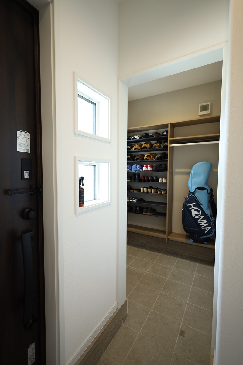 木目×スモーキーカラーキュービックのスタイリッシュな家