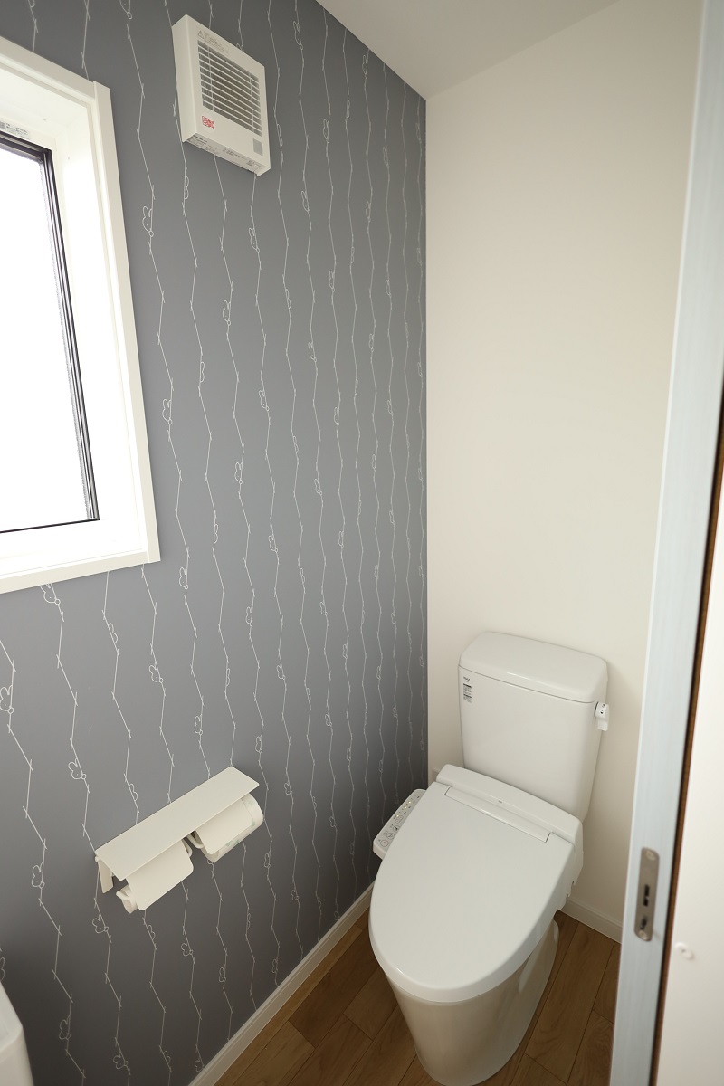 木目×スモーキーカラーキュービックのスタイリッシュな家